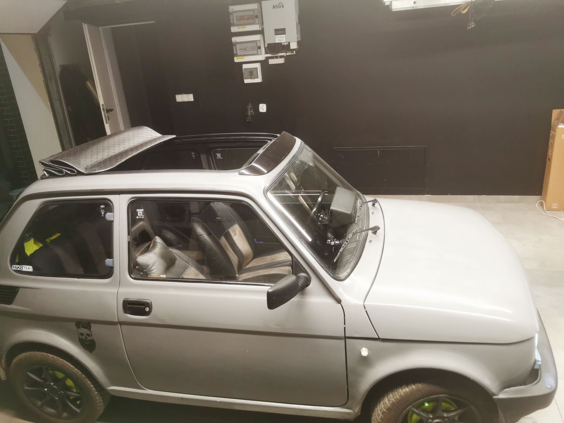 Fiat 126p po remoncie z otwieranym dachem