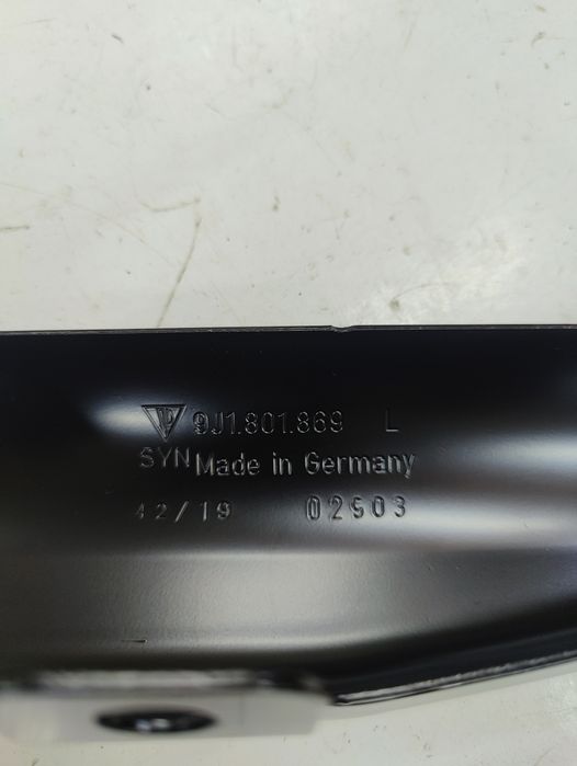 Porsche Taycan кронштейн левого крыла 9j1801869ygrv