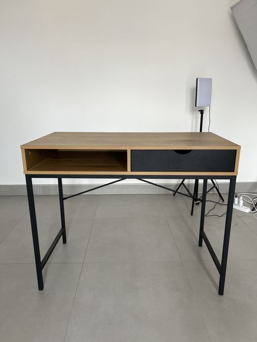 Продам письмовий стіл в ідеальному стані