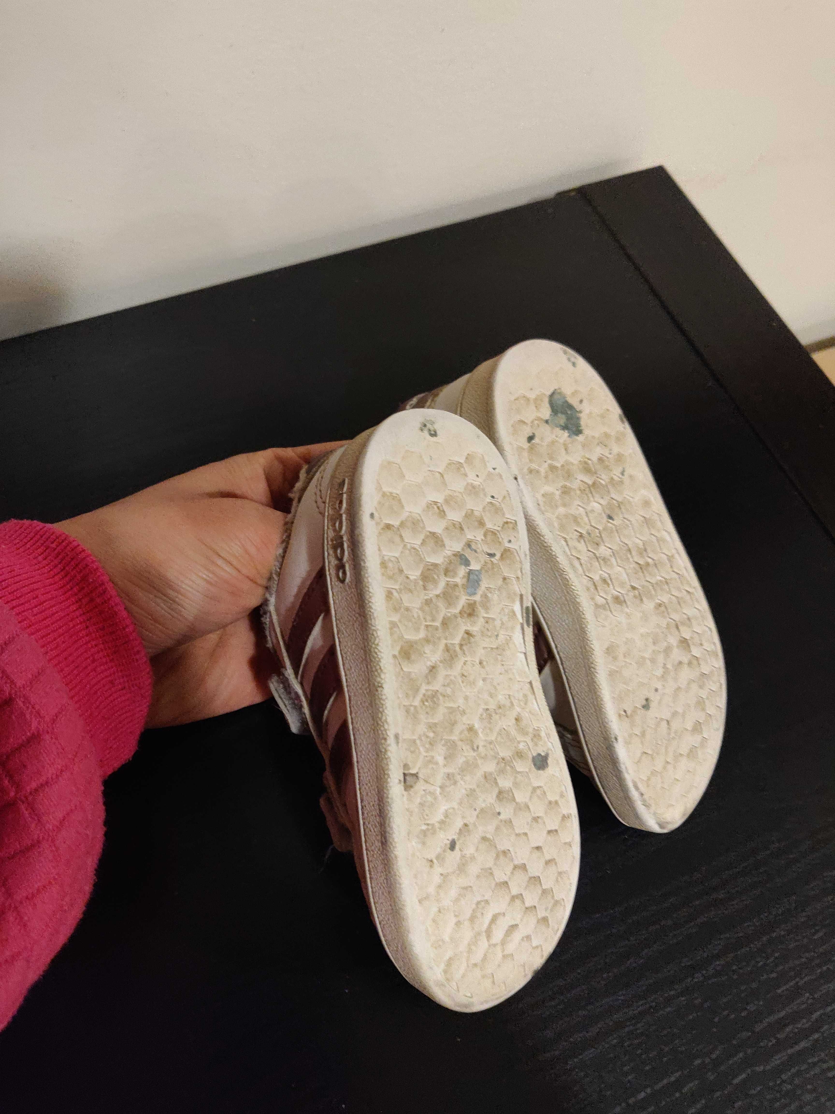 Sapatilhas Adidas, tamanho 22 - muito gastas!