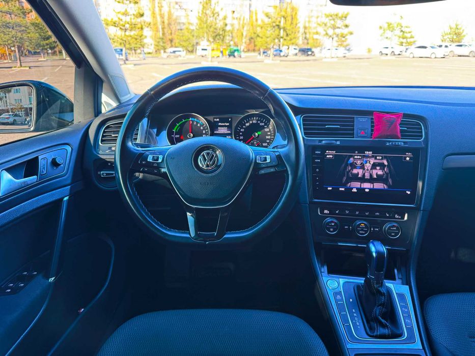 Продам Volkswagen e-Golf 2018