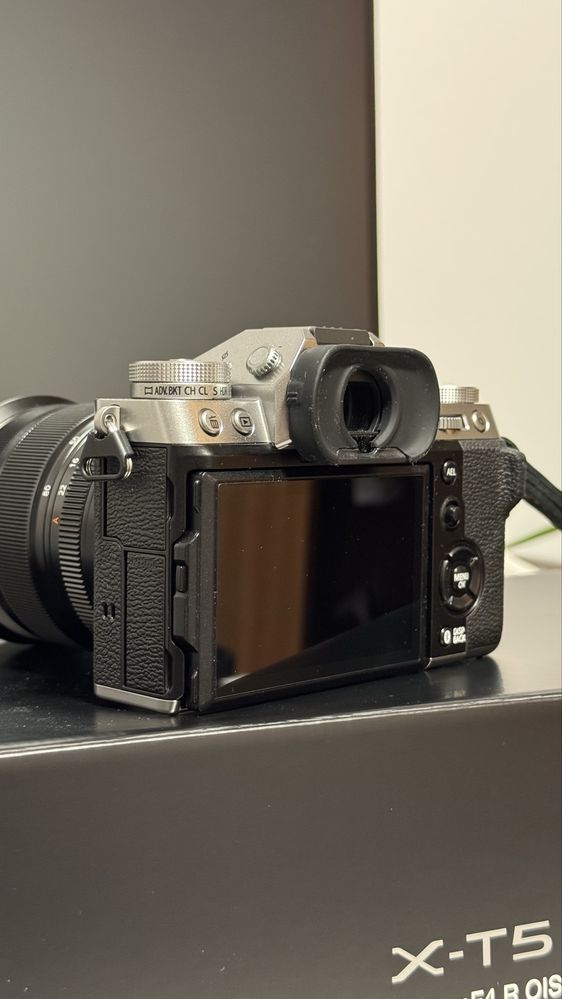 Fujifilm X-T5 + XF 16-80mm + 2 baterias extra e carregador duplo
