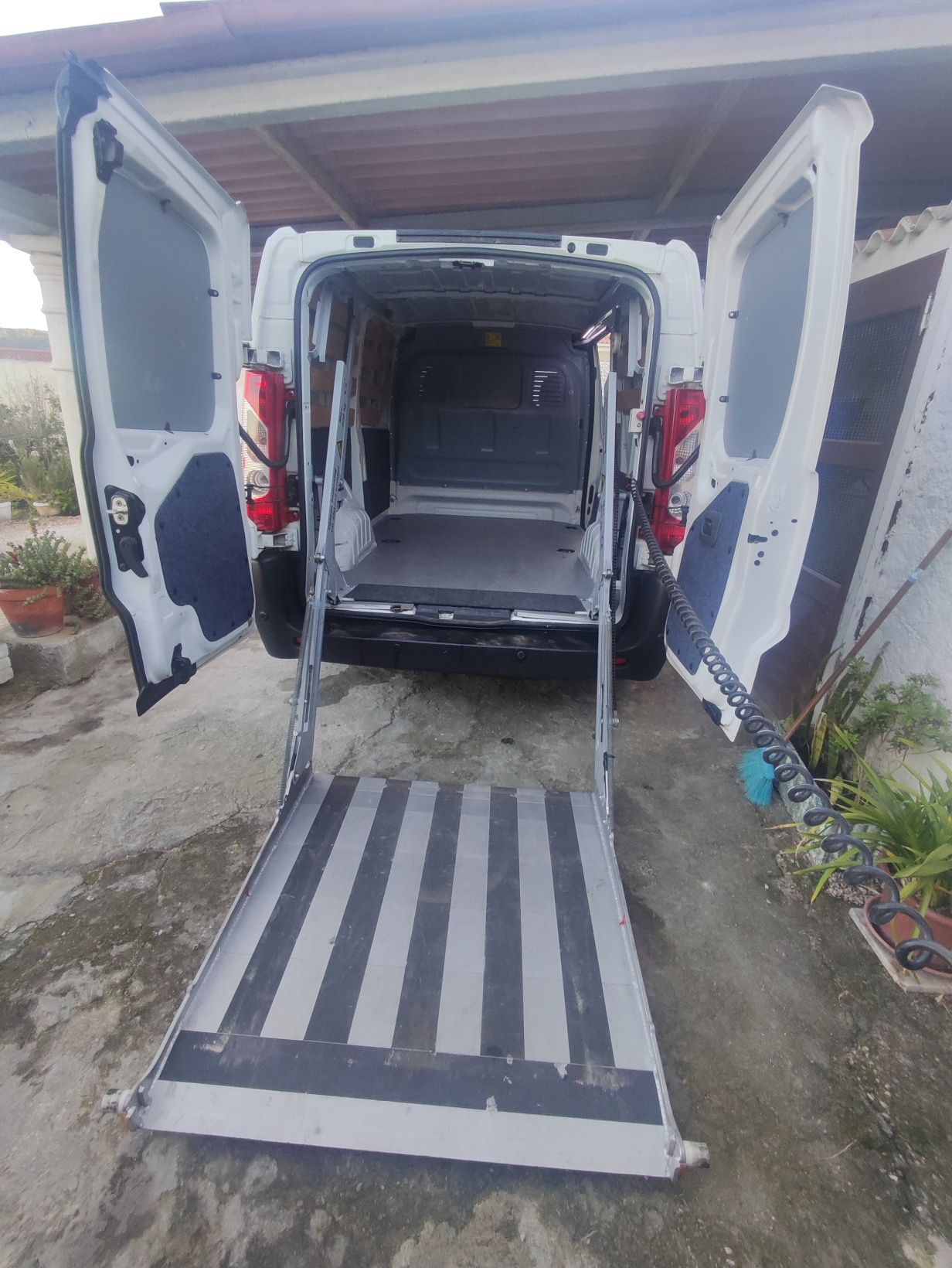 Fiat Scudo 2.0 com plataforma elevatória