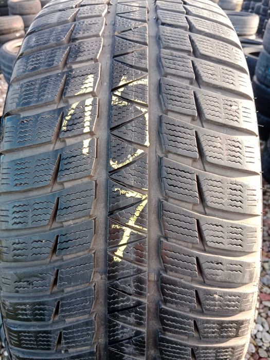 Opona używana 245/40R19 Falken HS449 Eurowinter 1szt.