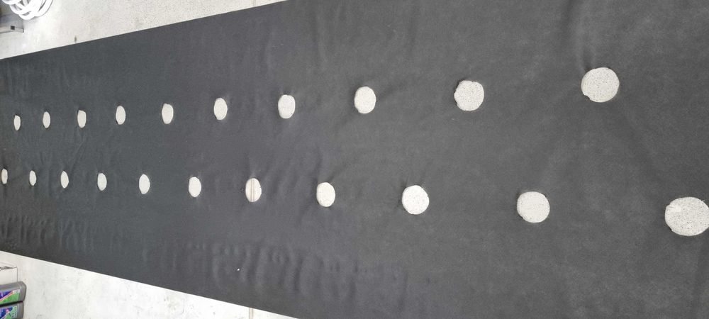 Agrotkanina pod borówkę czarna 1,1m x 100m P-90 z otworami