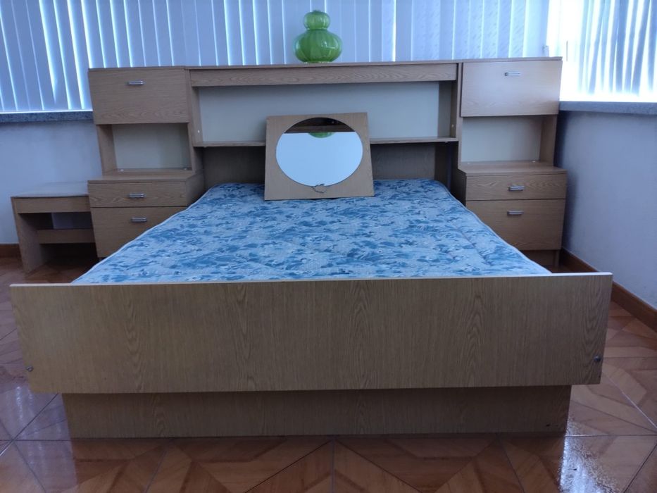 Mobília de madeira clara