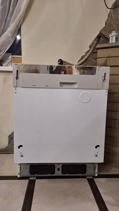 Робоча Ariston вбудована посудомийна машина