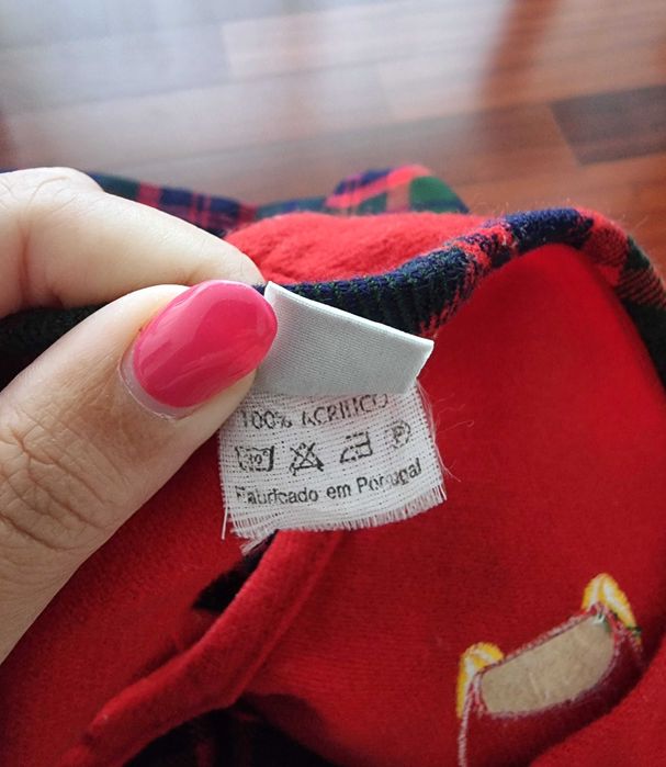 Vestido de inverno com padrão vermelho, azul escuro e verde, tam 24