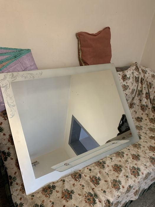 Дзеркало над раковиною.