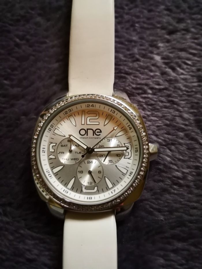 Relógio ONE . Branco