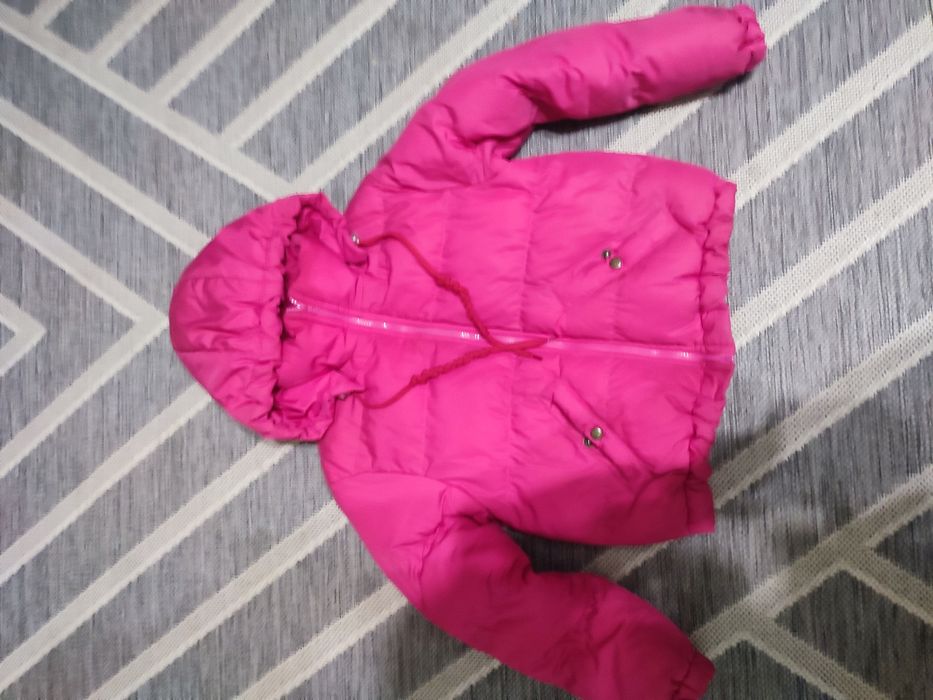 Ярка куртка,в хорошому стані