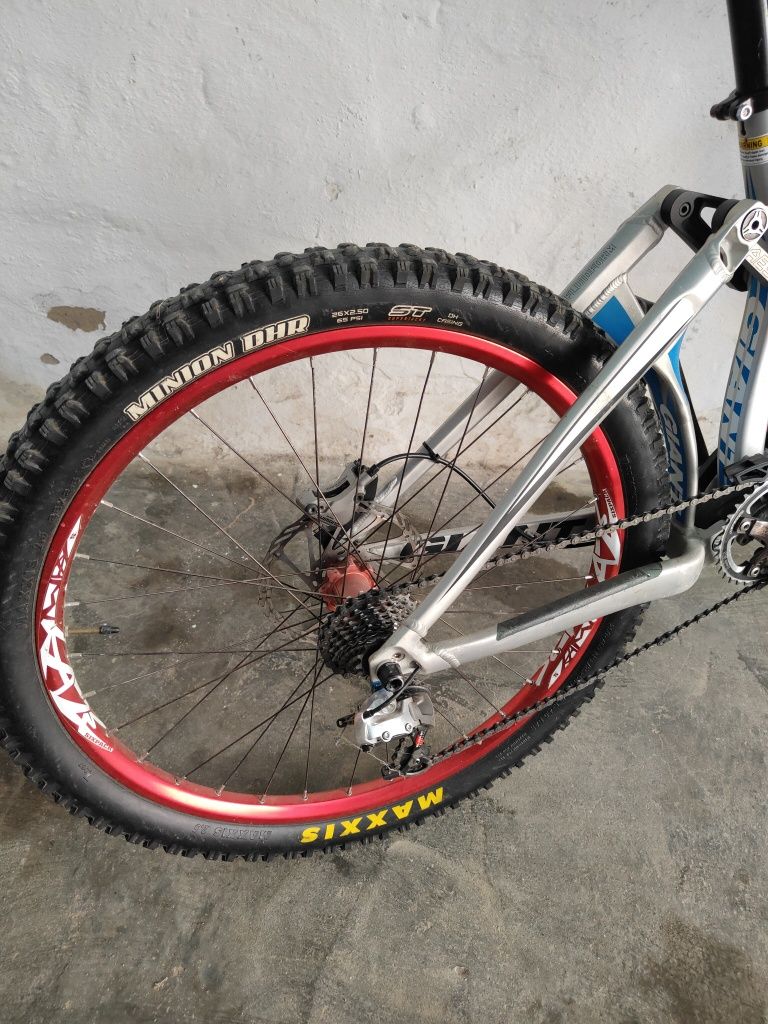 Giant glory Downhill
