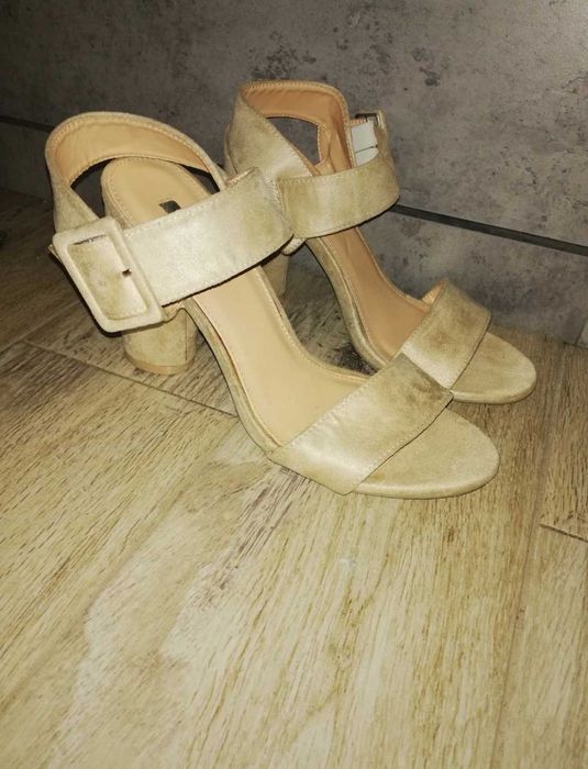 Sandałki słupek nude bezowe Born2be 40