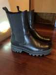 Botas Chelsea em cabedal.