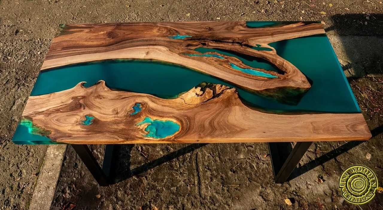 Stół z drewna i żywicy