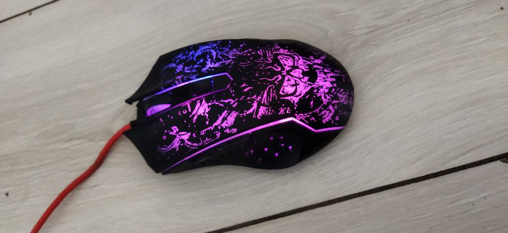 Ігровий комп'ютер, з монітором та девайсами.