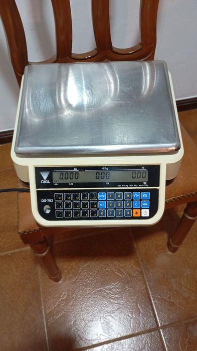 Vendo duas balanças digitais a funcionar perfeitamente