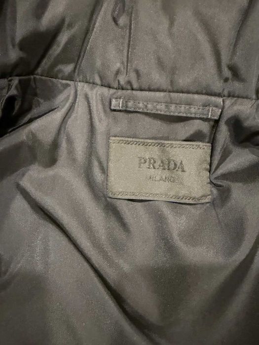 Casaco Prada Re-Nylon para homem com enchimento de penas, novo em folh