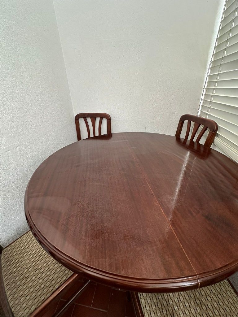 Vendo mesa de madeira maçica com 4 cadeiras