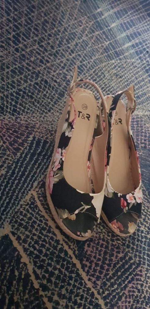 Sandały espadryle w kwiaty na koturnie r. 39