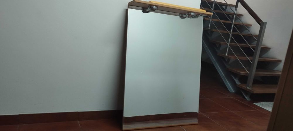 Espelhos em madeira com iluminação superior