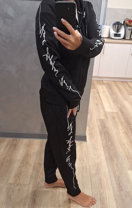 Dres Karl Lagerfeld.