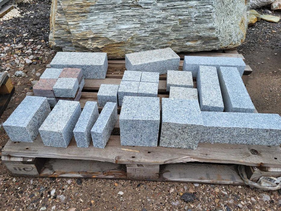 Granit murowy surowy łupany Kamień murowy szary Słupek granitowy szary