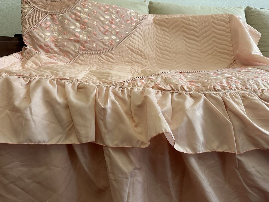 Покривало на двоспальне ліжко з трьома подушками