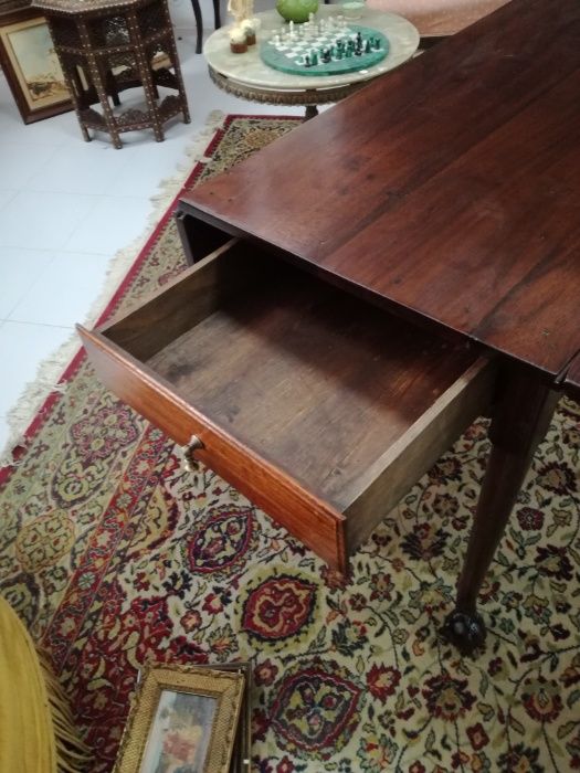 Mesa de Abas seculo XVIII com patas de Leão, em Mogno