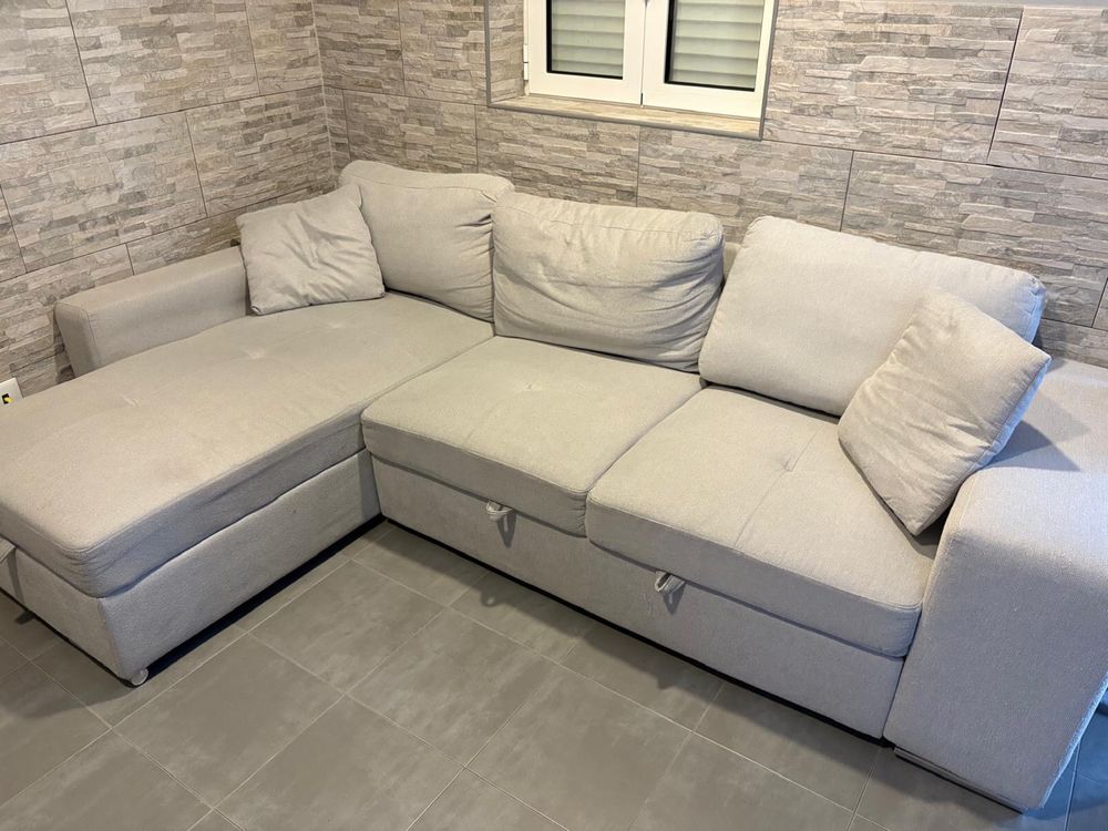 Sofa cama c/chaiselong + dois puffs + 2 almofadas