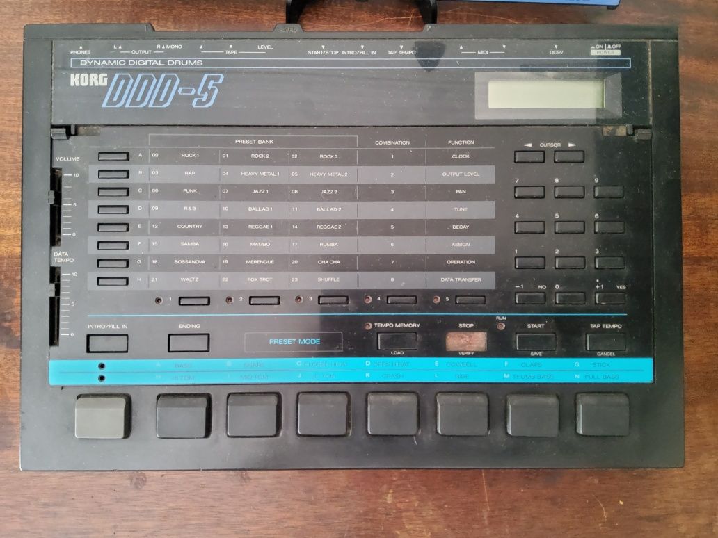 Korg DDD5 Caixa de Ritmos (finais dos anos 80s)