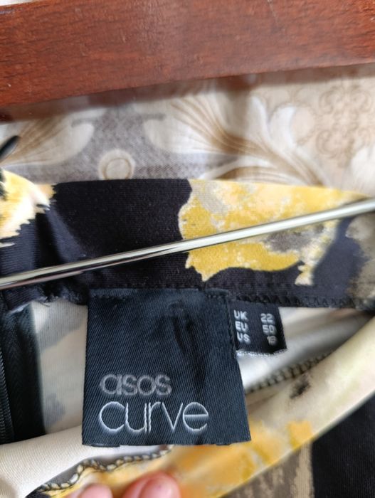 Жіночий піджак та спідниця