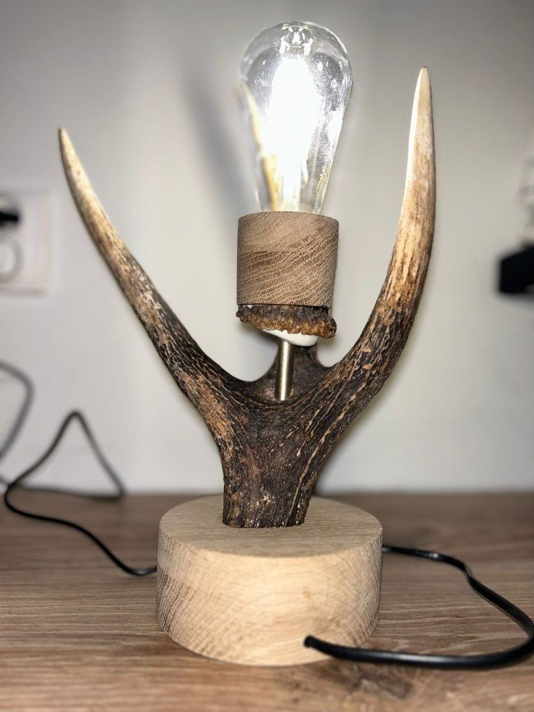 Lampa z poroża jelenia