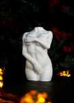 Rzeźba z gipsu, figurka kobiety w bieli, wys. 8,5 cm