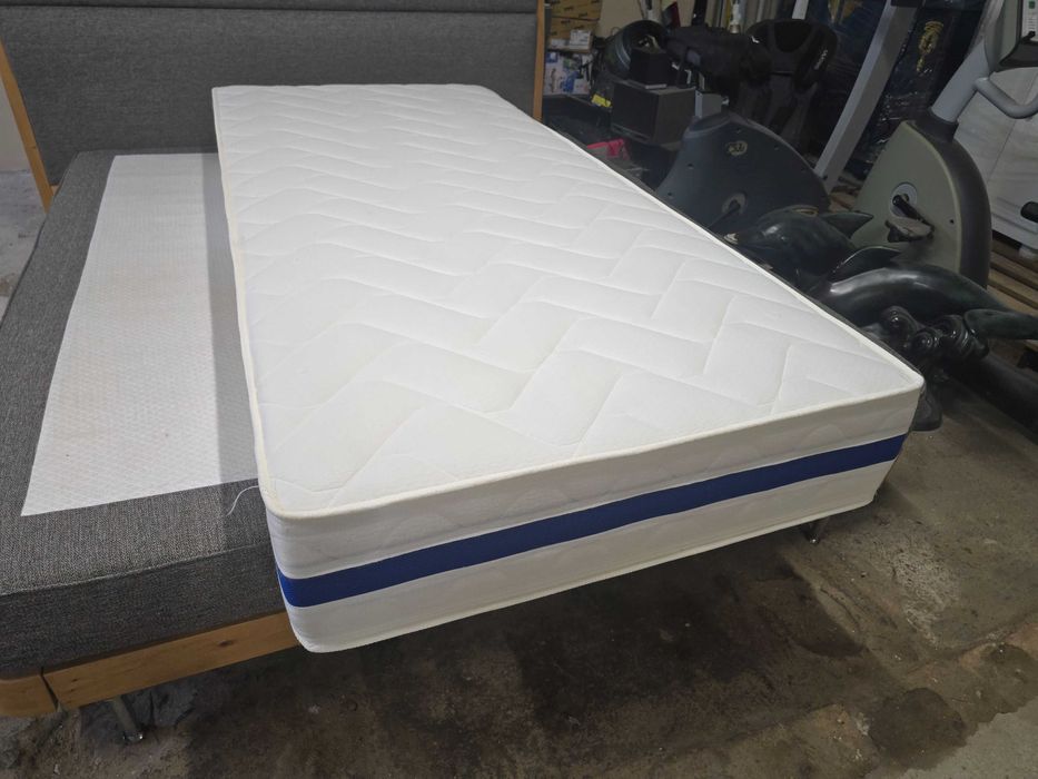 Materac 90 x 200, wysokość 24 cm, stan idealny