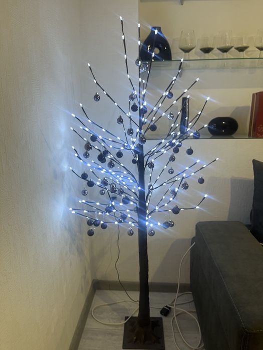 Дерево с диодными лампочками и игрушками