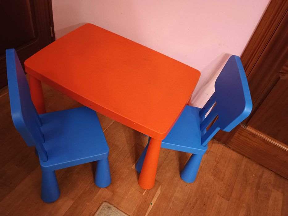 Sprzedam stolik i krzesełka dziecięce