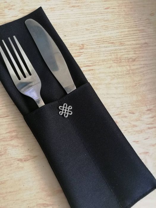 Конверти для столових приборів різного кольору.