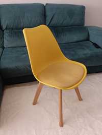 4 cadeiras amarelas