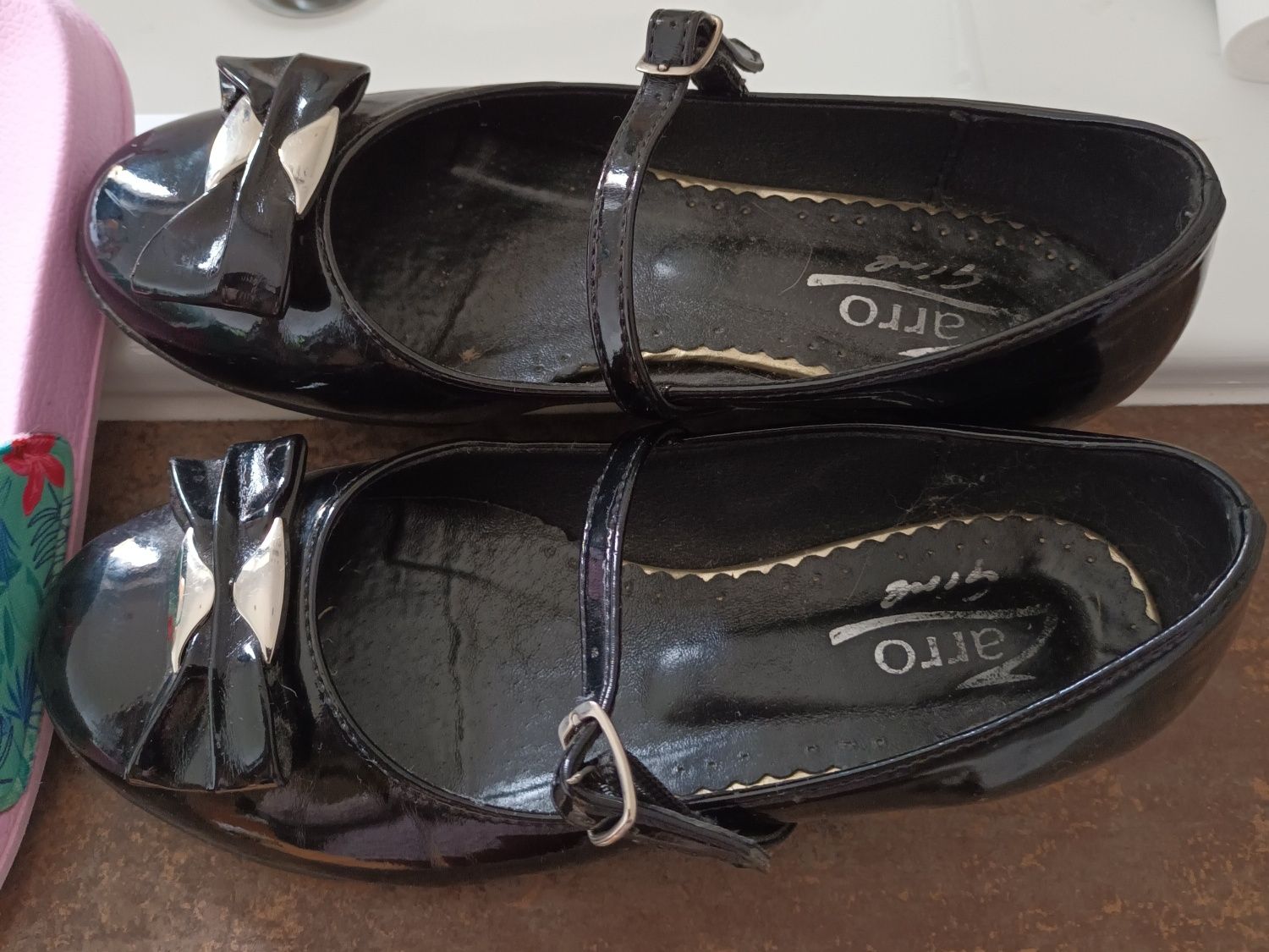 Buty lakierowane czarne 33 plus klapki