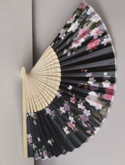 Nowy wachlarz japoński z drewnianym trzonkiem ( dost 3)