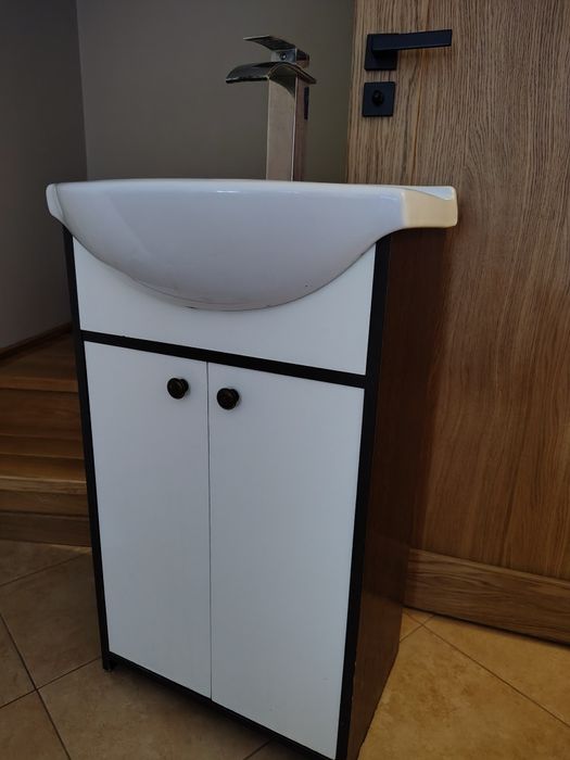 Szafka łazienkowa zlew bateria