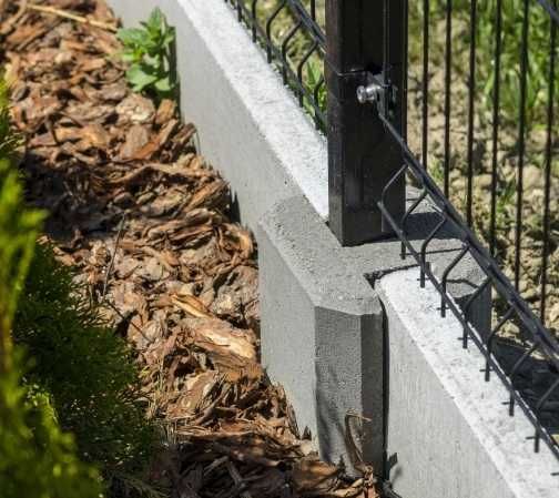 Brama przesuwna dwuskrzydłowa samonośna ogrodzenie panelowe podmurówka