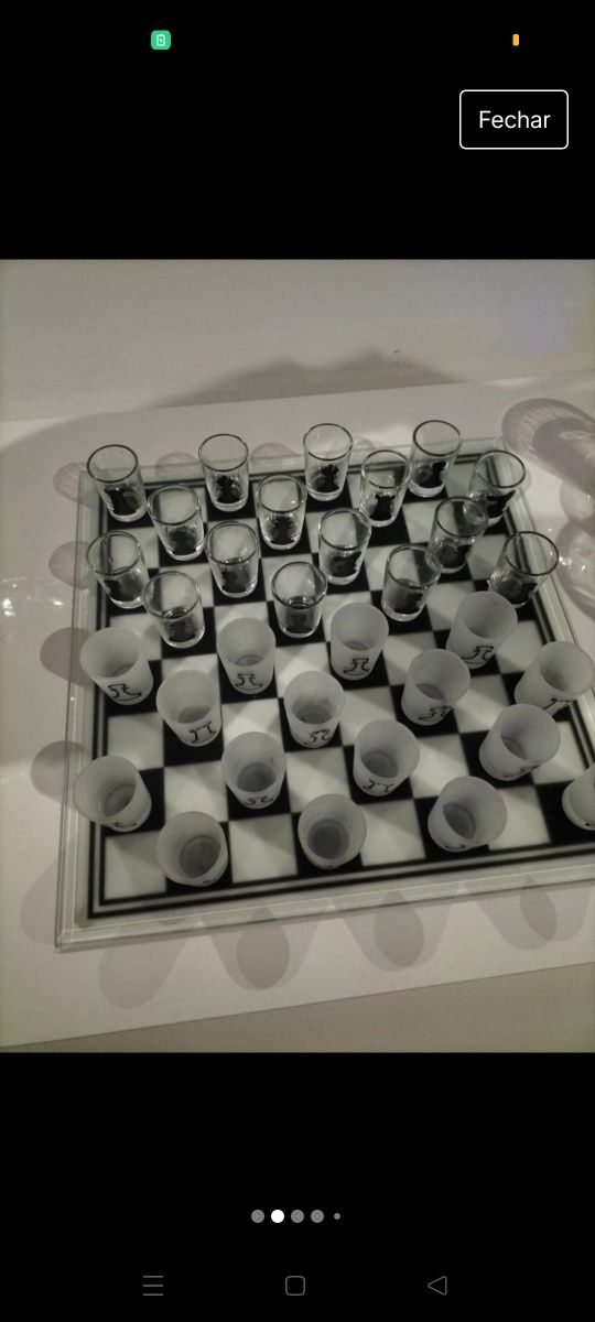 Jogo de xadrez com copos de shot
