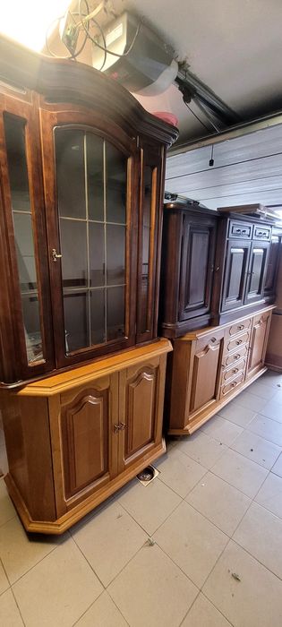 Meble zadbane z szufladami i kluczami.