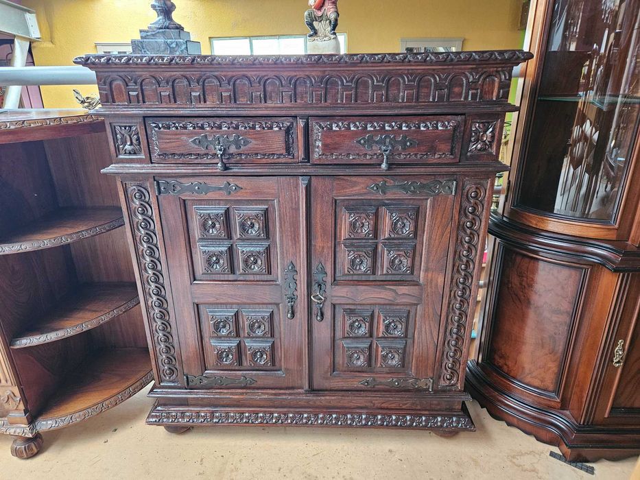 Móvel antigo em madeira trabalhada - óptimo estado