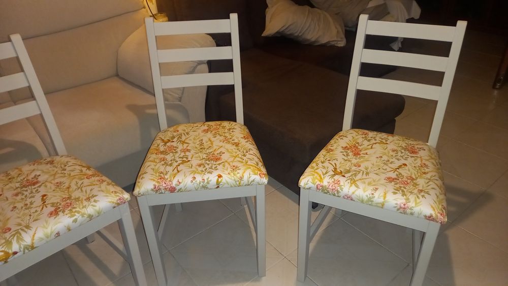 4 cadeiras em madeira,forradas e pintadas de novo.
Excelente estado.