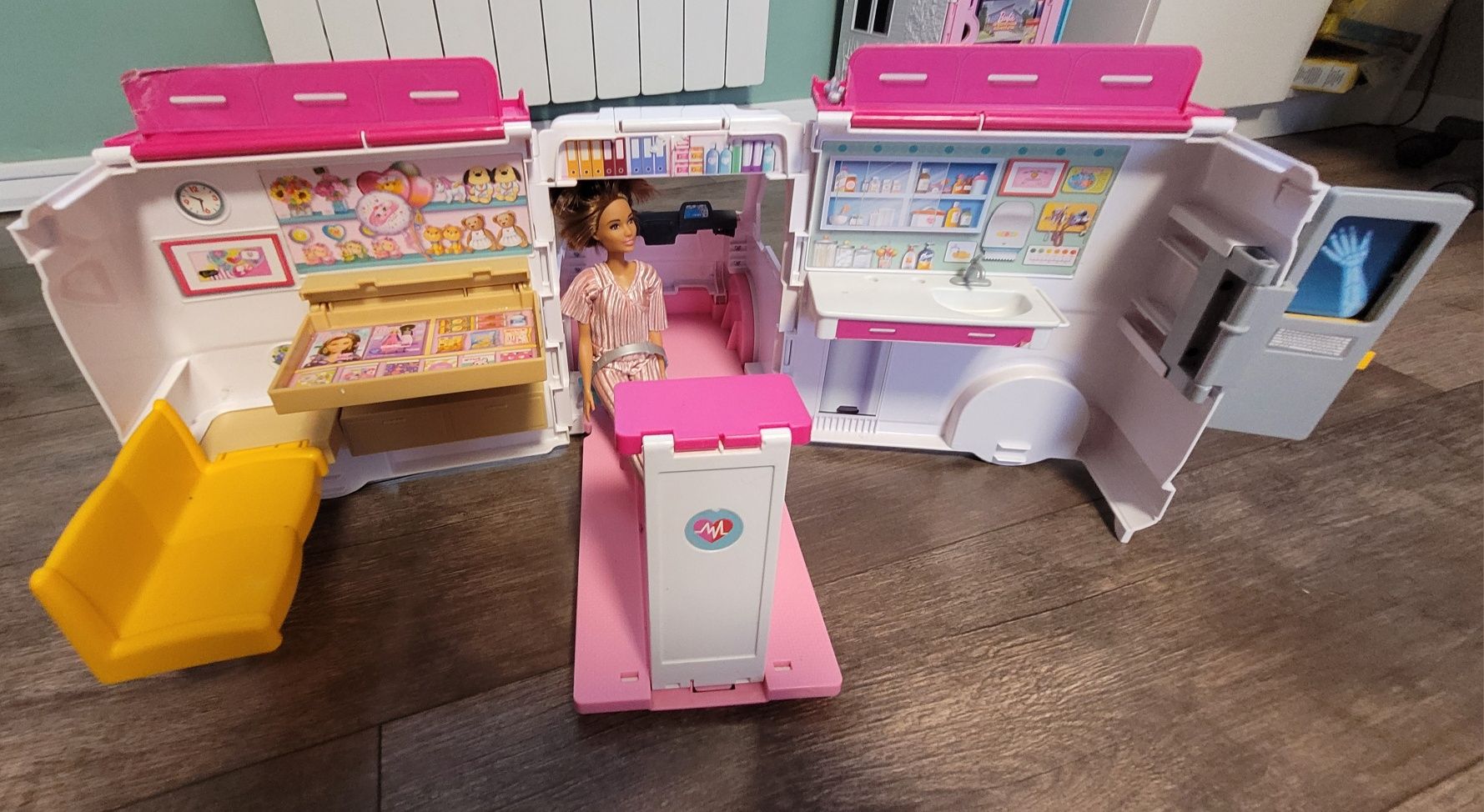 Kamper dla lalki Barbie FBR34 i Mobilna Klinika Frm19