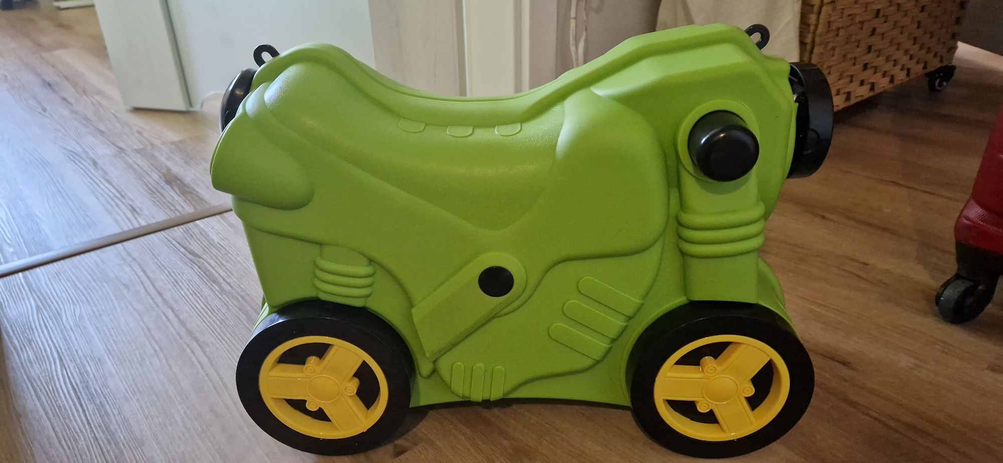 Walizka dziecięca typu TRUNKI