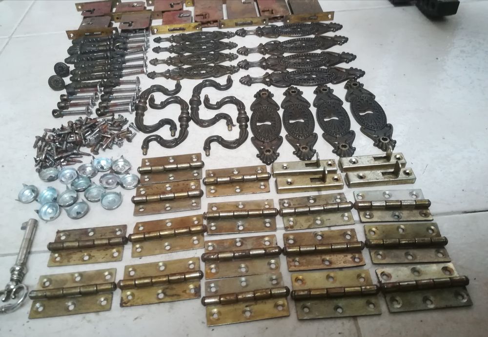 Ferragens, Fechaduras e Dobradiças de Móveis